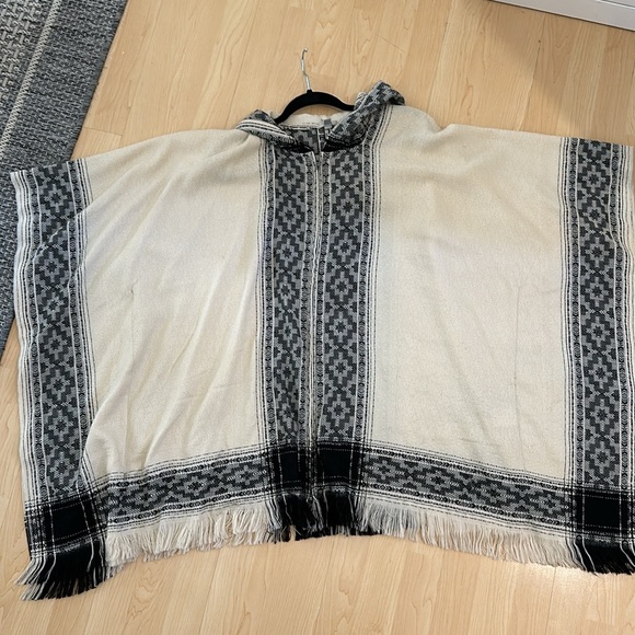 Fall poncho. Cream with black and white - Picture 4 of 6